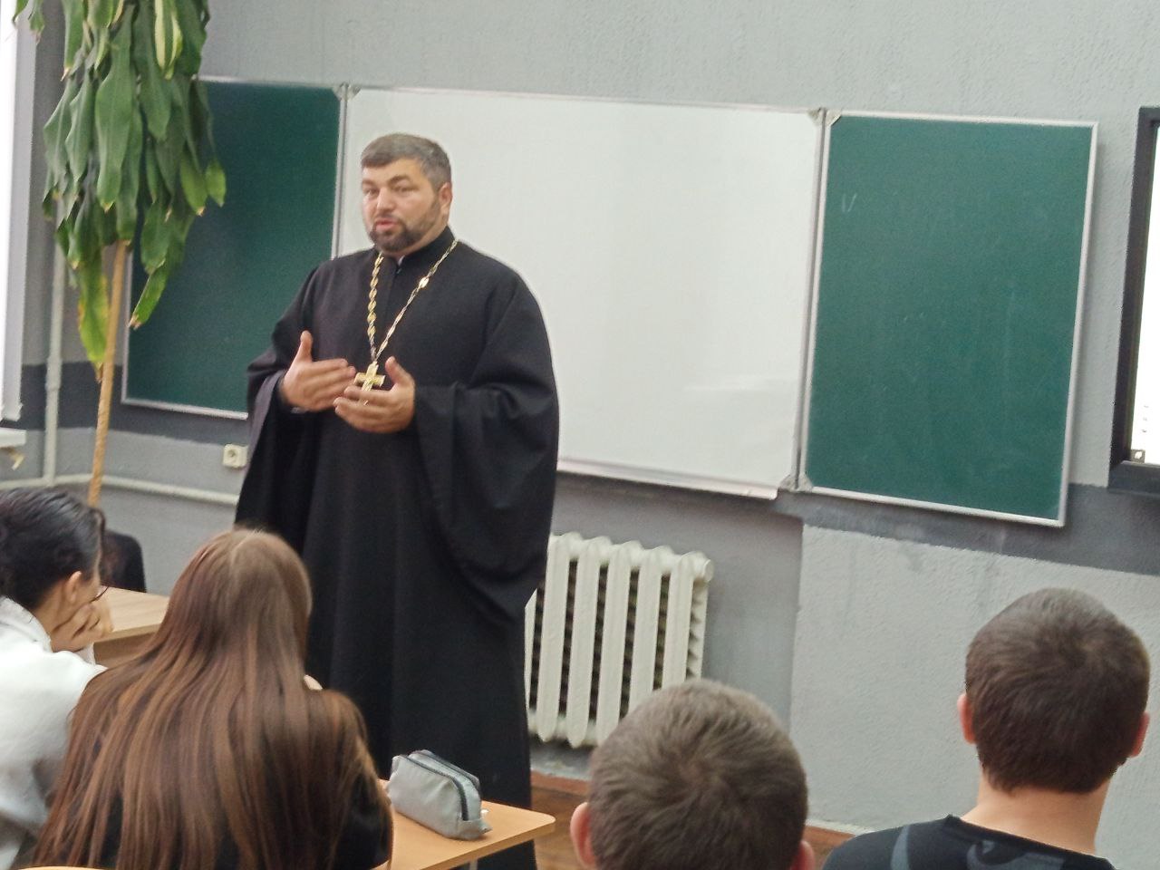 Протоиерей Сергий Лешкевич провел круглый стол в Лепельском государственном аграрно-техническом колледже"