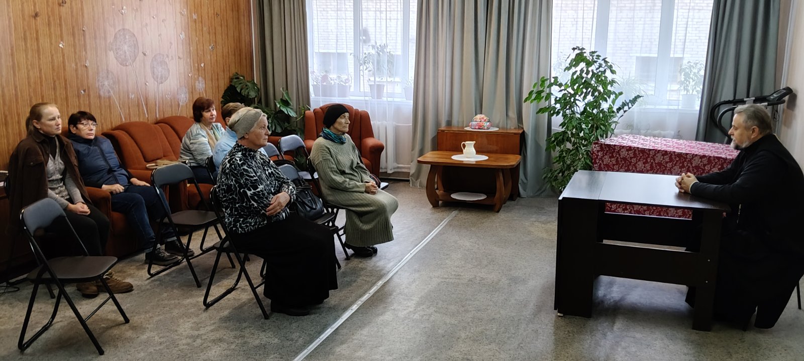 Протоиерей Николай Волочкович провёл духовную беседу в отделении дневного пребывания Сенненского ТЦСОН