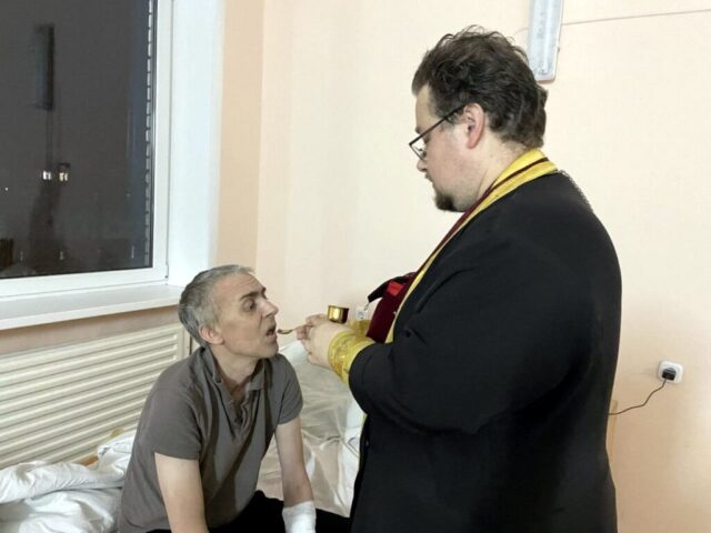 Иерей Георгий Слезник посетил Новолукомльскую центральную районную больницу