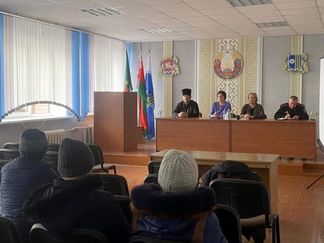 Протоиерей Владимир Кожановский принял участие в профилактической встрече с подучетными лицами в Новолукомльском горисполкоме