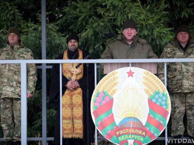 Иерей Павел Тарамыкин принял участие в церемонии торжественного вручения боевого оружия