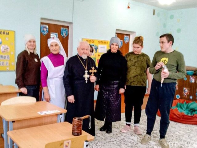 Благочинный Чашникского округа с представителями сестричества и молодежного братства посетил детей-инвалидов