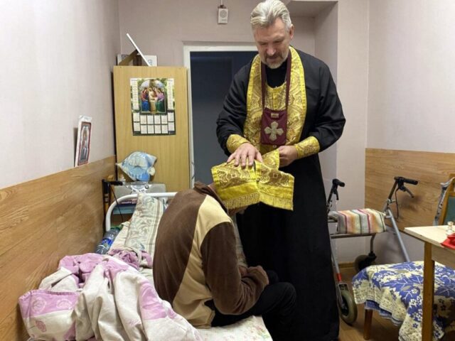 Иерей Димитрий Новоселов посетил Оршанский социальный пансионат "Счастливое долголетие"