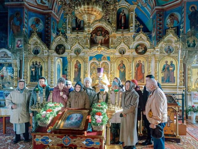 Протоиерей Владимир Коледа совершил молебен пред иконой "Целительница" для тяжелоболящих детей и их родителей