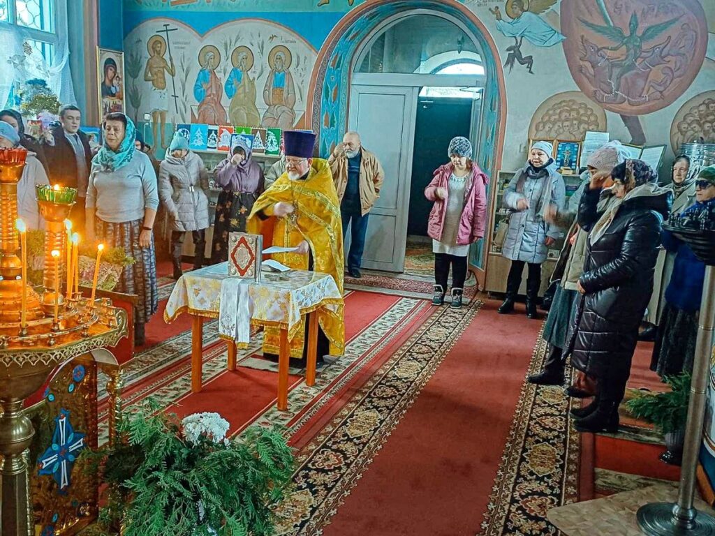Протоиерей Владимир Коледа совершил молебен пред иконой "Целительница" для тяжелоболящих детей и их родителей