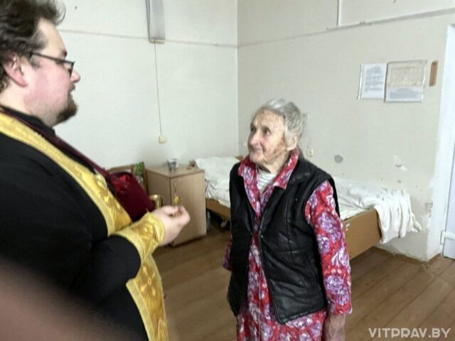 Иерей Георгий Слезник посетил Новолукомльскую центральную районную больницу