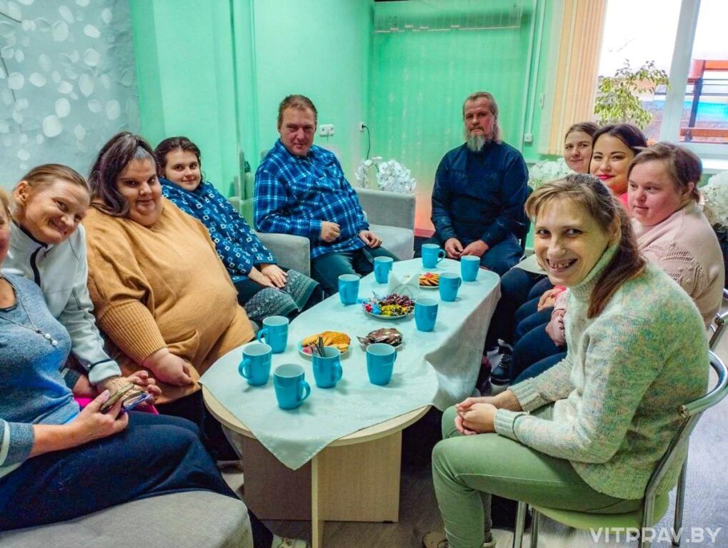 Диакон Георгий Коляда побеседовал о семейных ценностях с подопечными ТЦСОН Чашникского района