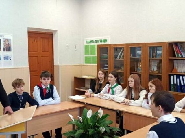 Иерей Иоанн Вабищевич принял участие в заседании совета профилактики в Старолядненской базовой школе