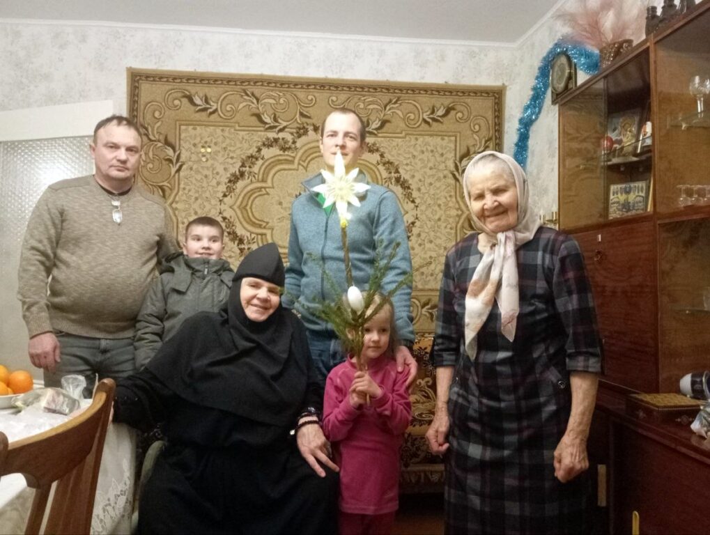 Воспитанники воскресной школы Георгиевского храма Витебска посетили болящих и пожилых прихожан