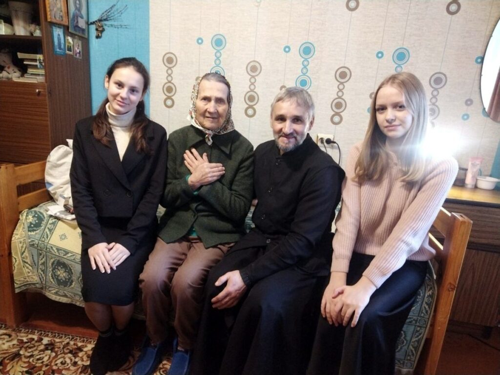 Воспитанники воскресной школы Георгиевского храма Витебска посетили болящих и пожилых прихожан