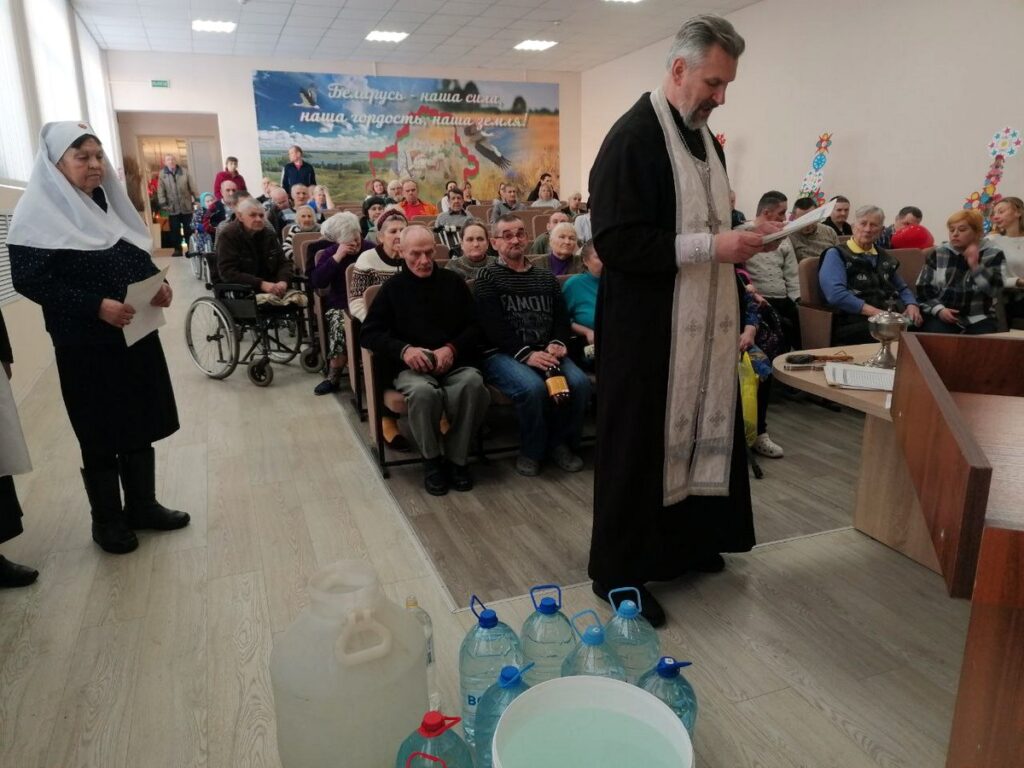 Иерей Димитрий Новосёлов посетил Оршанский социальный пансионат "Счастливое долголетие"