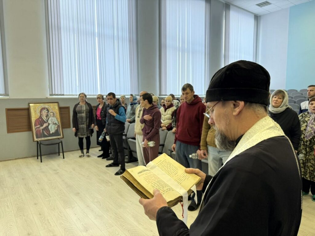 Иерей Игорь Шаповалов посетил Бабиничский социальный пансионат «Звездный»
