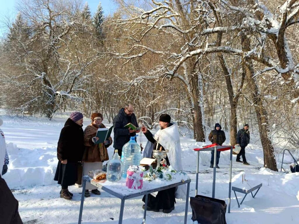 Иерей Игорь Шаповалов совершил Великое освящение воды источника святого великомученика и целителя Пантелеимона д. Лютины