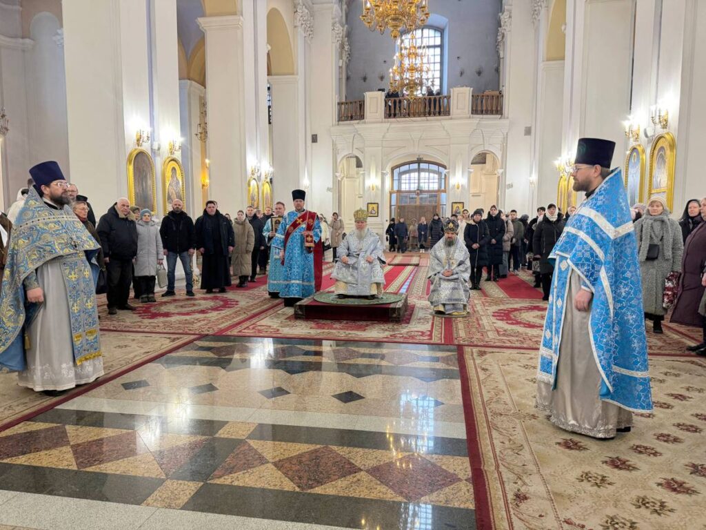 В праздник Сретения Господа Бога и Спаса нашего Иисуса Христа архиепископ Димитрий возглавил Литургию в Успенском кафедральном соборе Витебска