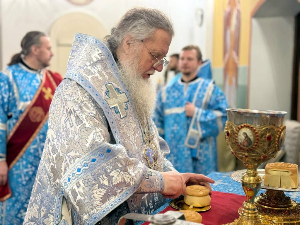 В праздник Сретения Господа Бога и Спаса нашего Иисуса Христа архиепископ Димитрий возглавил Литургию в Успенском кафедральном соборе Витебска