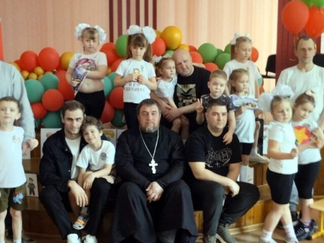 Иерей Сергий Шишков поздравил воспитанников детского сада и родителей с Днем Защитника Отечества