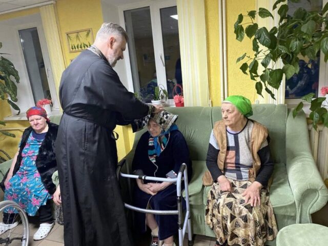 Иерей Димитрий Новосёлов и сестры милосердия храма Рождества Христова Орши посетили Оршанский социальный пансионат "Счастливое долголетие"