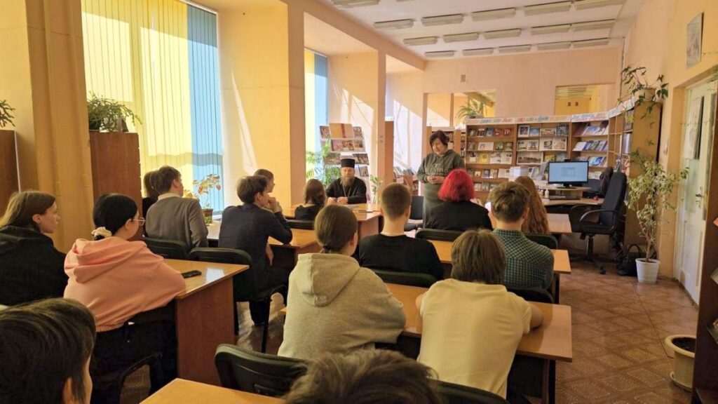 Игумен Нил (Подобед) провел беседу для девятиклассников «Дорогой добра и веры» 