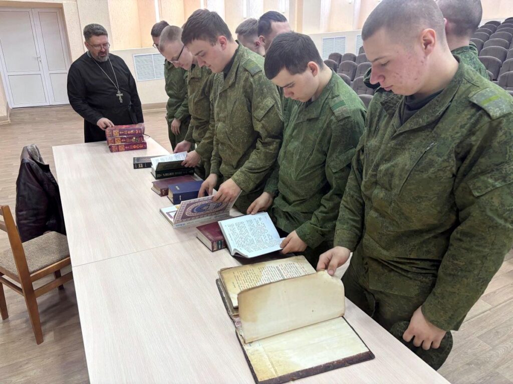 Иерей Сергий Денищиц побеседовал с военнослужащими о православной книге