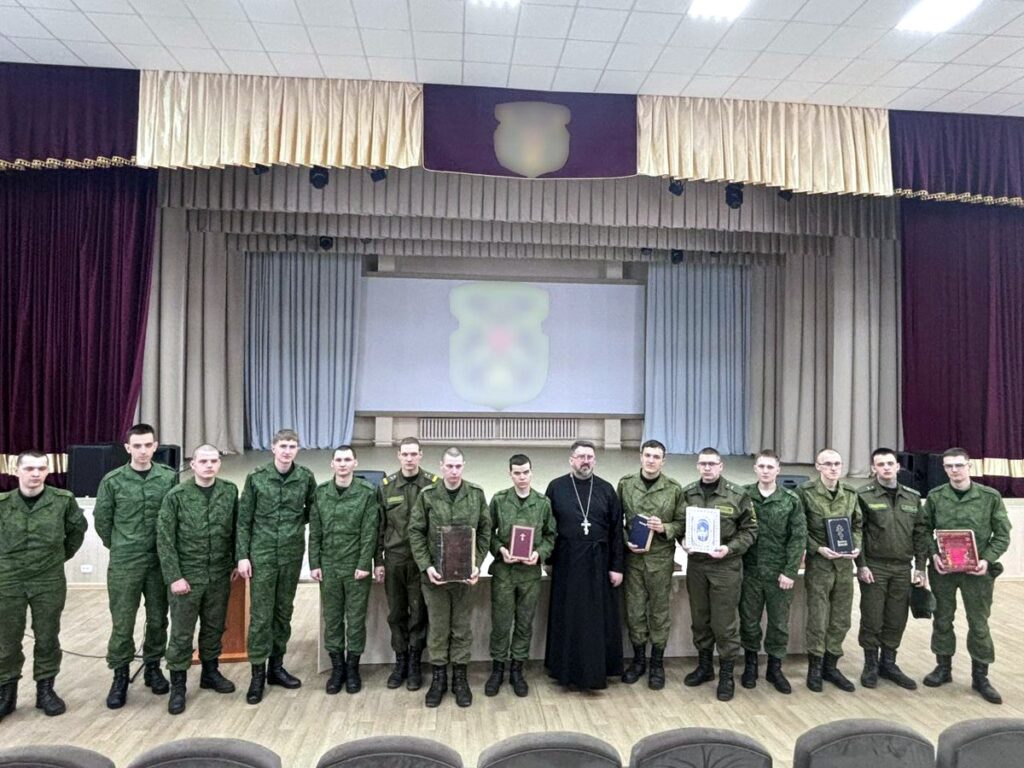 Иерей Сергий Денищиц побеседовал с военнослужащими о православной книге