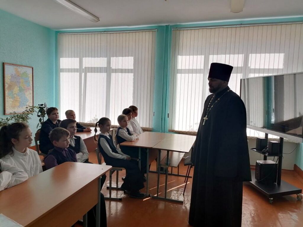Благочинный Лепельского округа провел встречу-беседу со школьниками