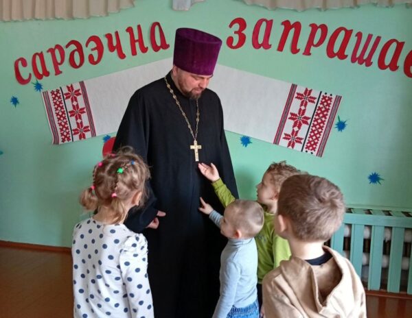 Благочинный Лепельского округа провел встречу с воспитанниками детского сада