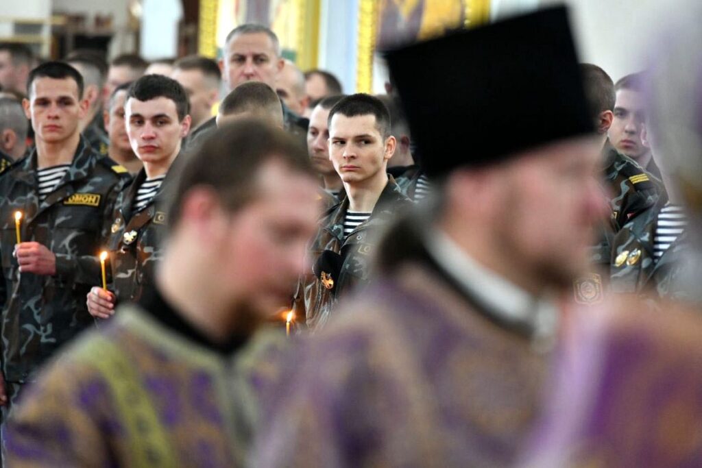 Архиепископ Димитрий вручил хоругвь с изображением лика св. блгв. кн. Александра Невского ОМОНу Витебщины