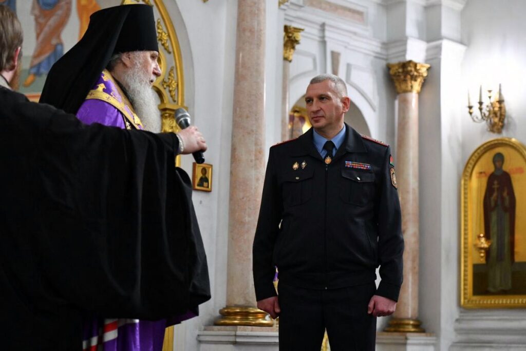 Архиепископ Димитрий вручил хоругвь с изображением лика св. блгв. кн. Александра Невского ОМОНу Витебщины