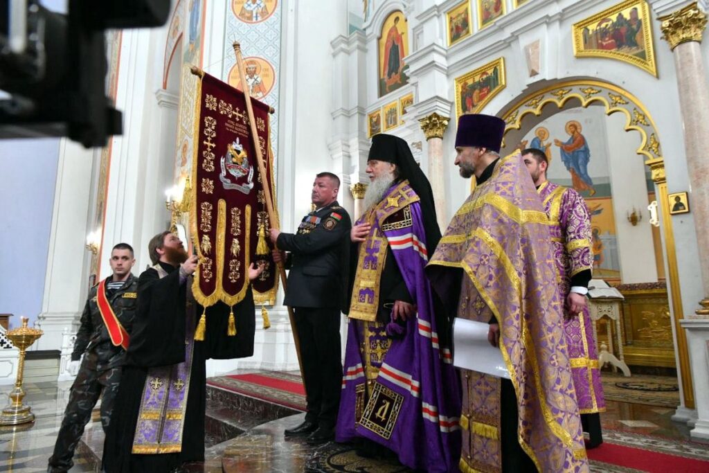 Архиепископ Димитрий вручил хоругвь с изображением лика св. блгв. кн. Александра Невского ОМОНу Витебщины