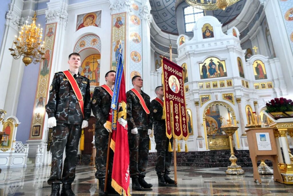 Архиепископ Димитрий вручил хоругвь с изображением лика св. блгв. кн. Александра Невского ОМОНу Витебщины