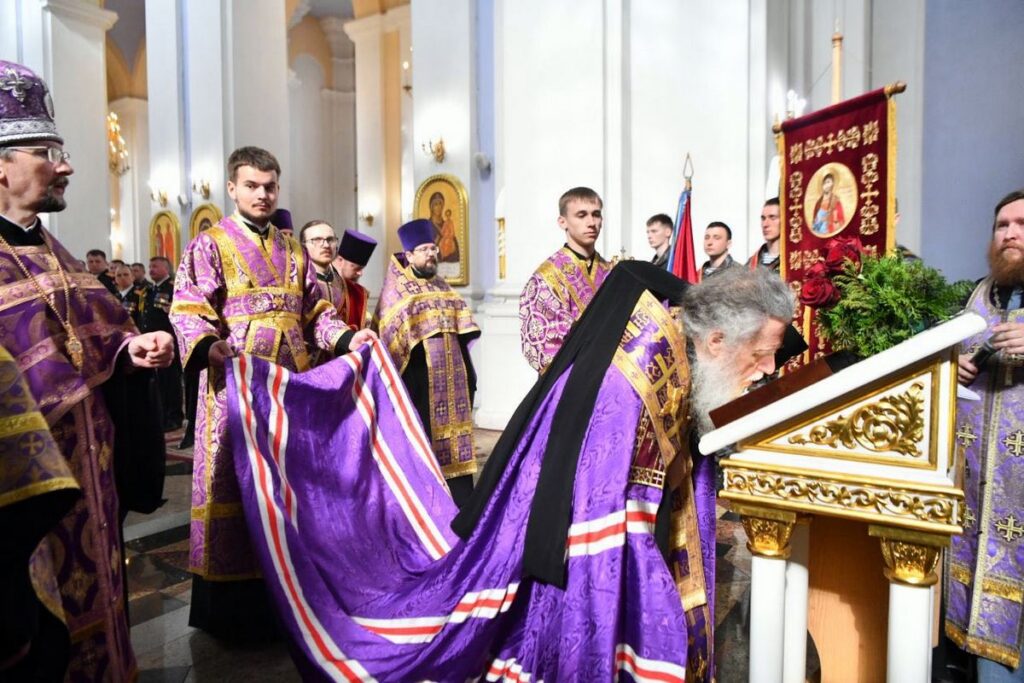 Архиепископ Димитрий вручил хоругвь с изображением лика св. блгв. кн. Александра Невского ОМОНу Витебщины