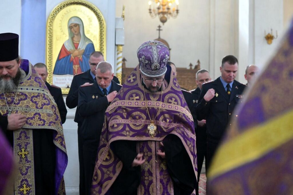 Архиепископ Димитрий вручил хоругвь с изображением лика св. блгв. кн. Александра Невского ОМОНу Витебщины