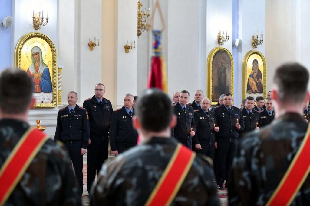 Архиепископ Димитрий вручил хоругвь с изображением лика св. блгв. кн. Александра Невского ОМОНу Витебщины