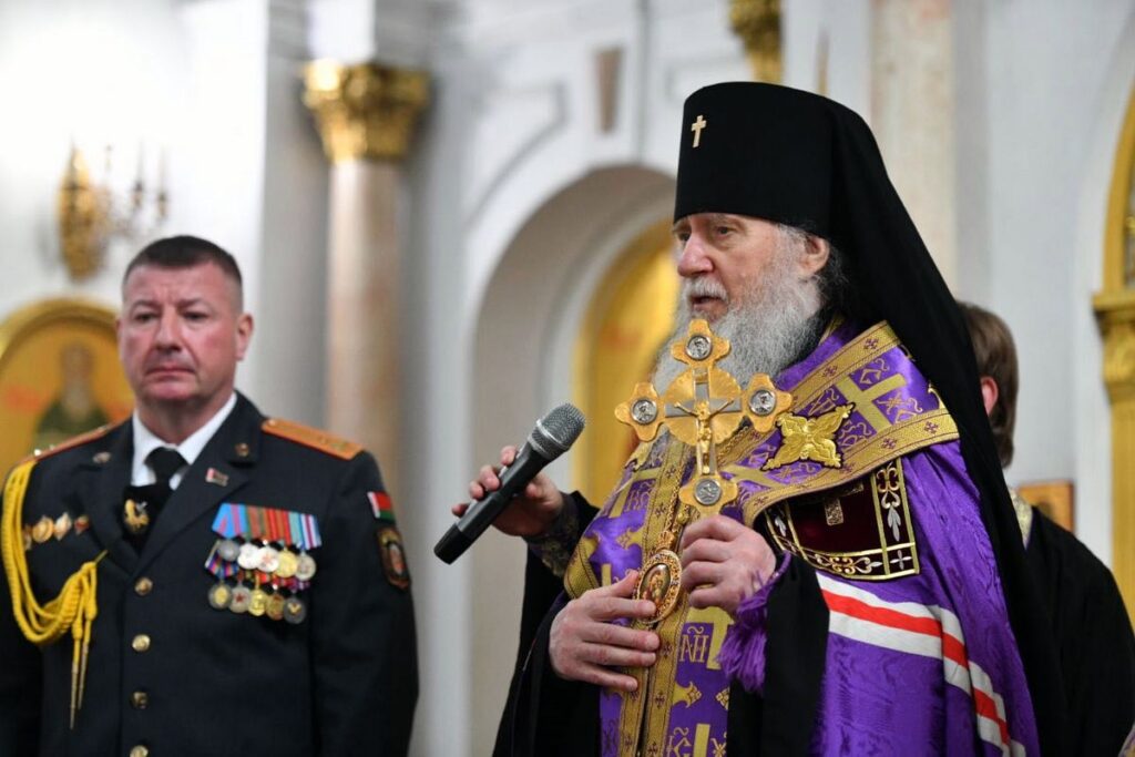 Архиепископ Димитрий вручил хоругвь с изображением лика св. блгв. кн. Александра Невского ОМОНу Витебщины
