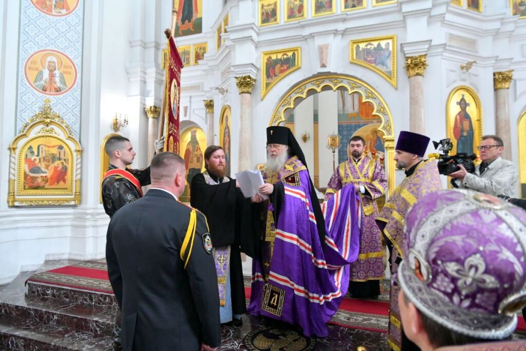 Архиепископ Димитрий вручил хоругвь с изображением лика св. блгв. кн. Александра Невского ОМОНу Витебщины
