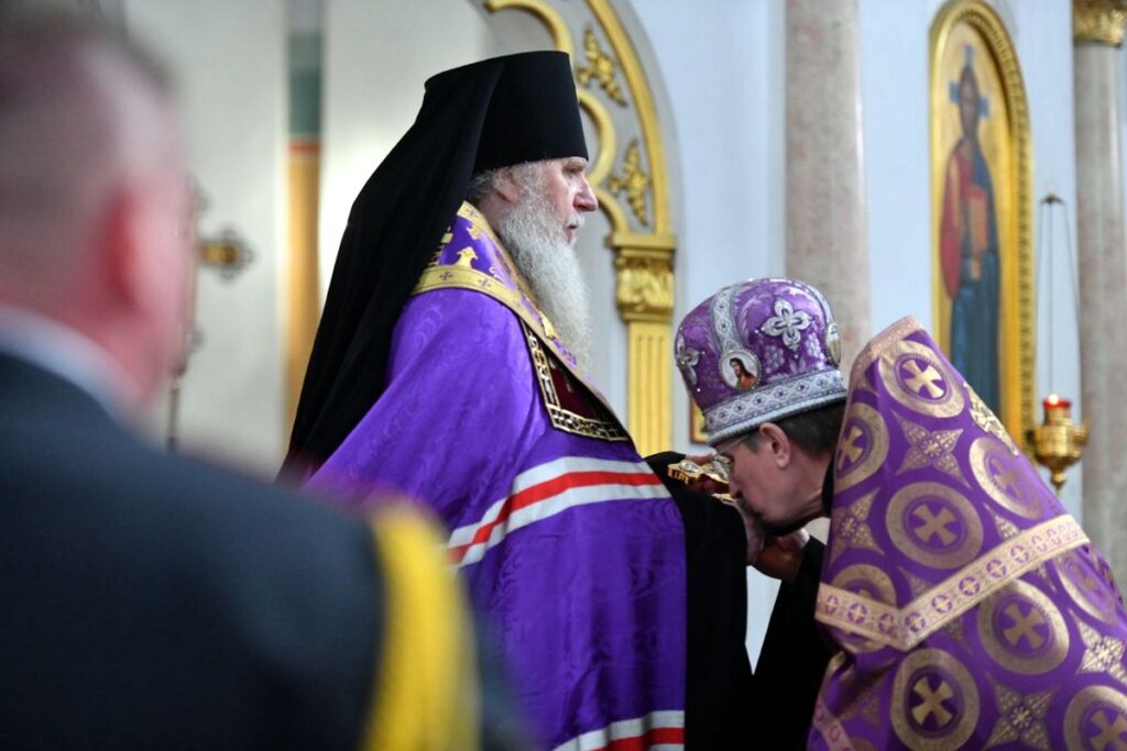 Архиепископ Димитрий вручил хоругвь с изображением лика св. блгв. кн. Александра Невского ОМОНу Витебщины