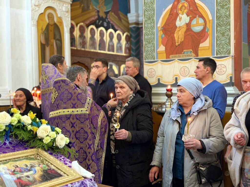 В Великую Среду архиепископ Димитрий совершил таинство елеосвящения в Покровском соборе Витебска