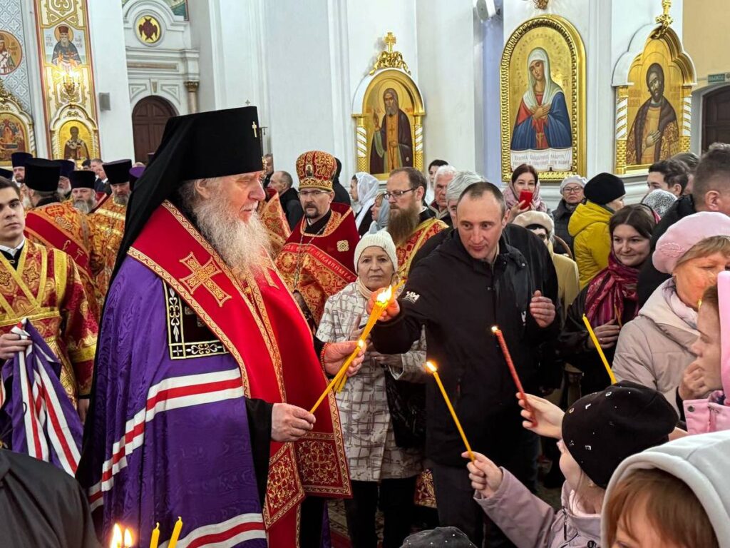 В праздник Светлого Христова Воскресения архиепископ Димитрий возглавил Пасхальный молебен в Свято-Успенском кафедральном соборе Витебска