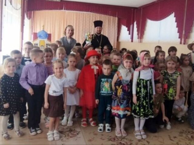 Протоиерей Владимир Кожановский посетил пасхальный праздник в детском саду № 2