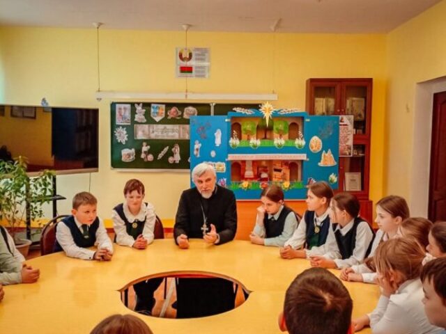 Иерей Сергий Федосеев рассказал школьникам о празднике Христова Воскресения