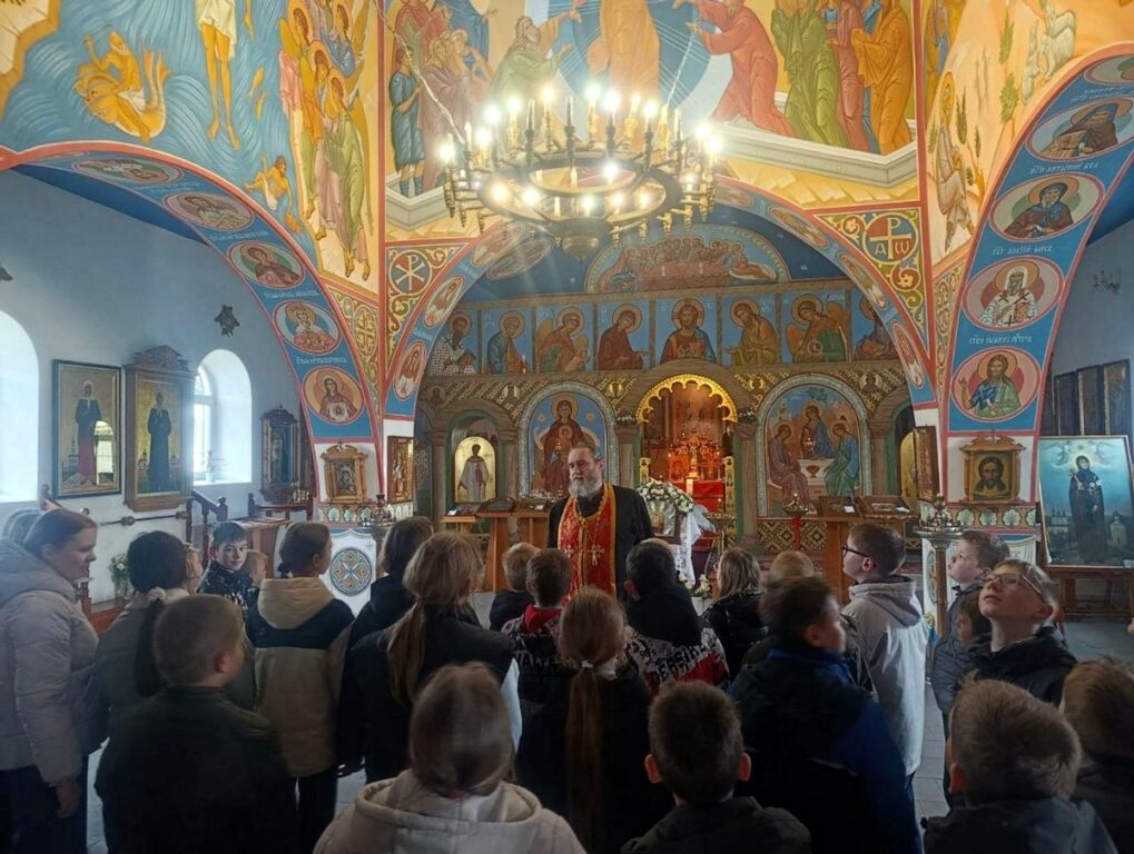 Протоиерей Владимир Догодька встретился с учащимися 5 классов средней школы № 2 Городка