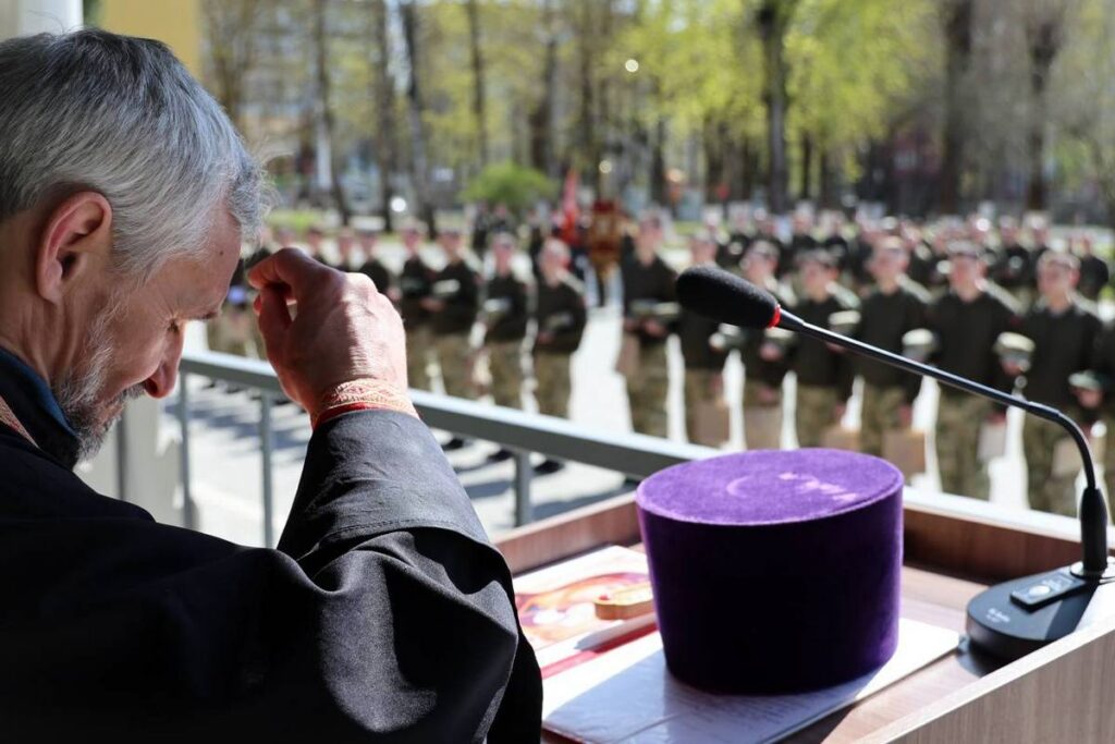 Иерей Павел Тарамыкин принял участие в торжественном увольнении военнослужащих срочной службы в запас