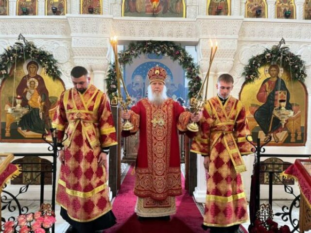 В Неделю святых жен-мироносиц архиепископ Димитрий возглавил Литургию в Покровском соборе Витебска