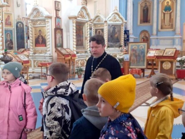 Участники кружка "Росток" посетили Покровский женский монастырь Толочина
