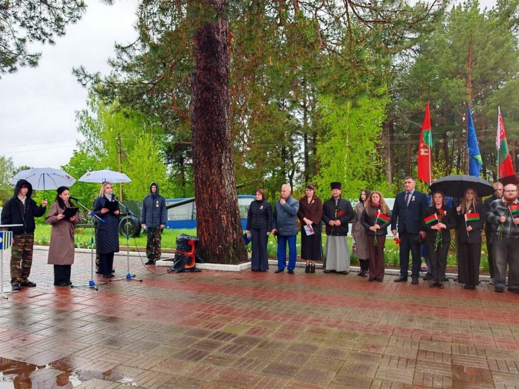 Протоиерей Владимир Кожановский принял участие в митинге на братской могиле в д. Старые Лавки