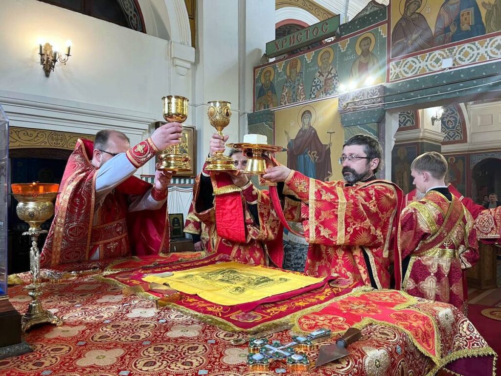 В Неделю 5-ю по Пасхе архиепископ Димитрий возглавил Литургию в Покровском кафедральном соборе Витебска