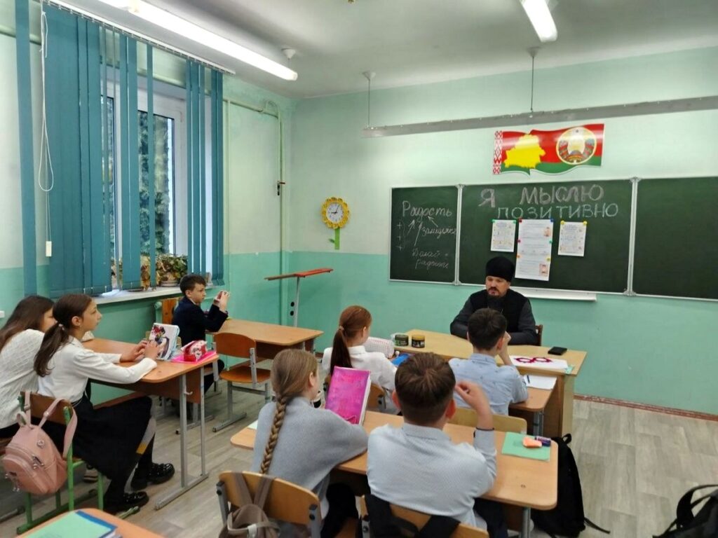 Иерей Михаил Машлякевич провел беседу с пятиклассниками "Я и моя семья - без сквернословия"