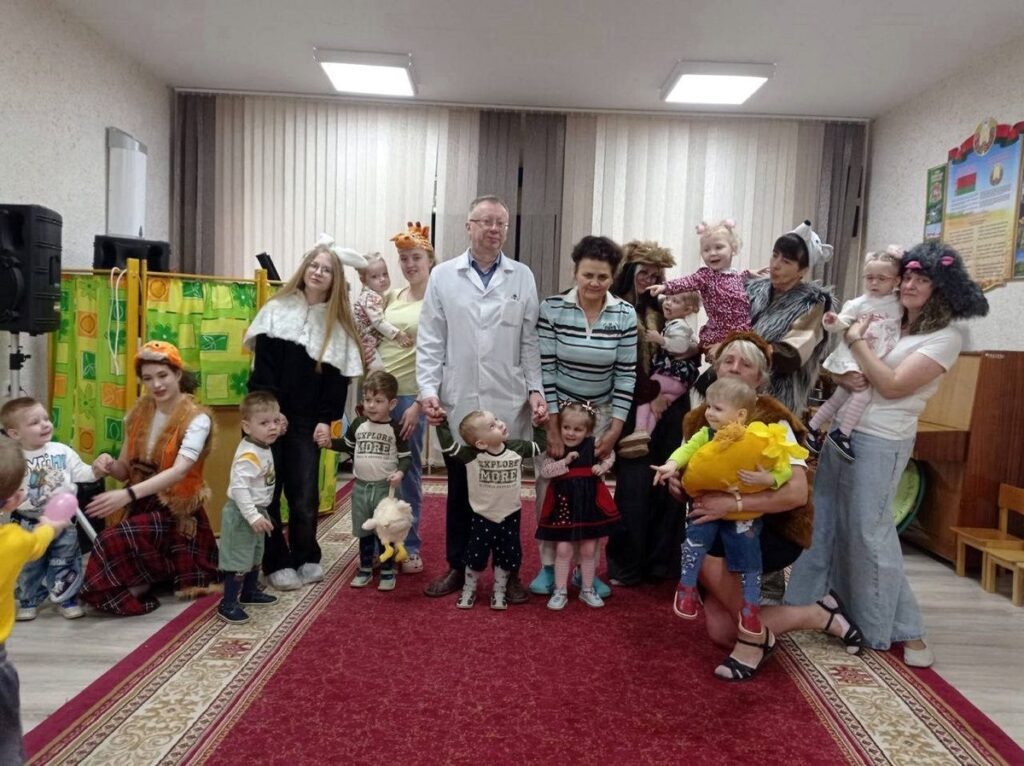 Иерей Виктор Гляд и "Лучики добра" посетили Витебский дом ребенка