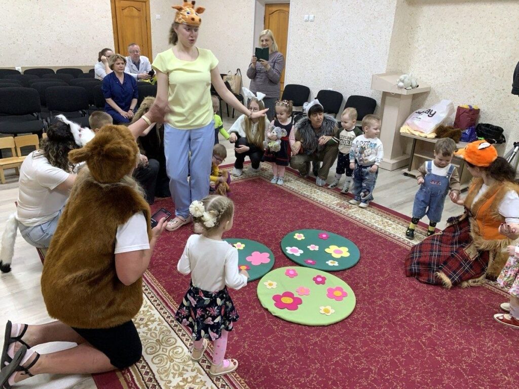 Иерей Виктор Гляд и "Лучики добра" посетили Витебский дом ребенка