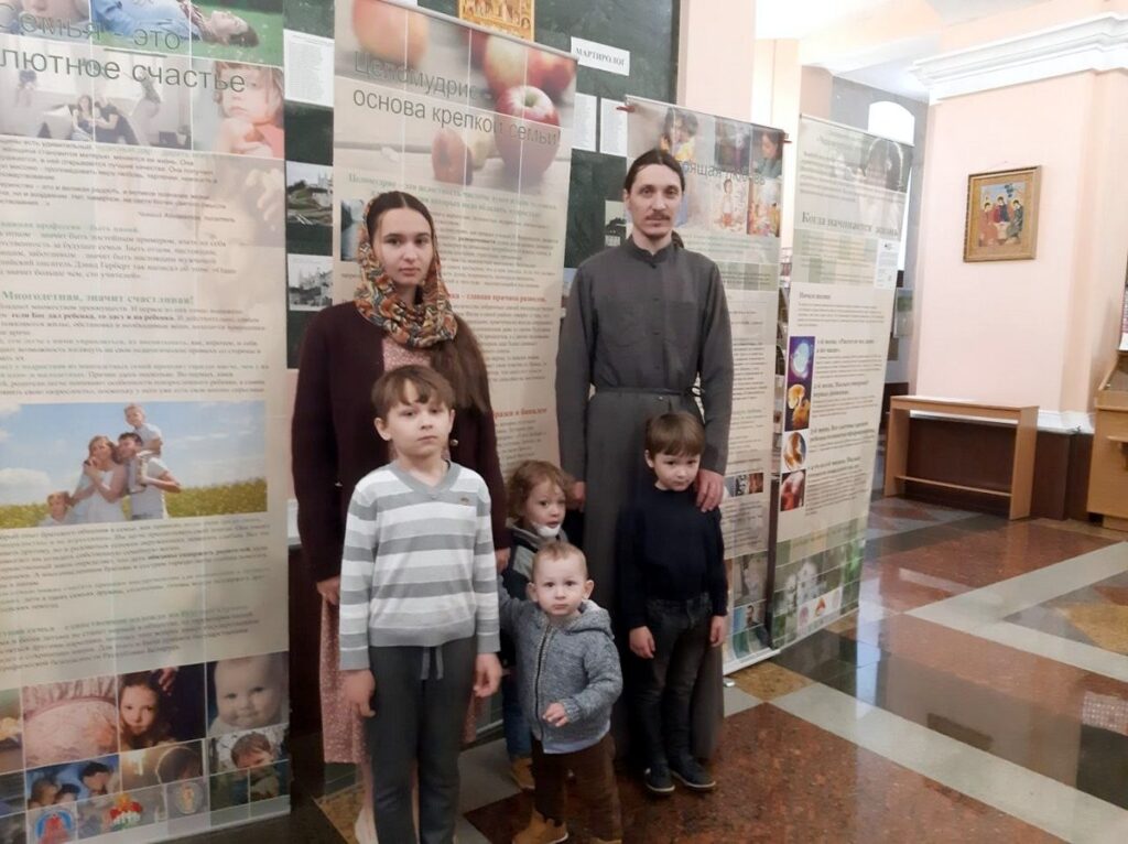 В храме Преображения Господня состоялось открытие выставки, посвященной семейным ценностям и защите жизни